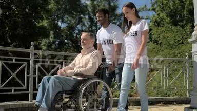 愉快的<strong>国际志愿者</strong>带着轮椅行走